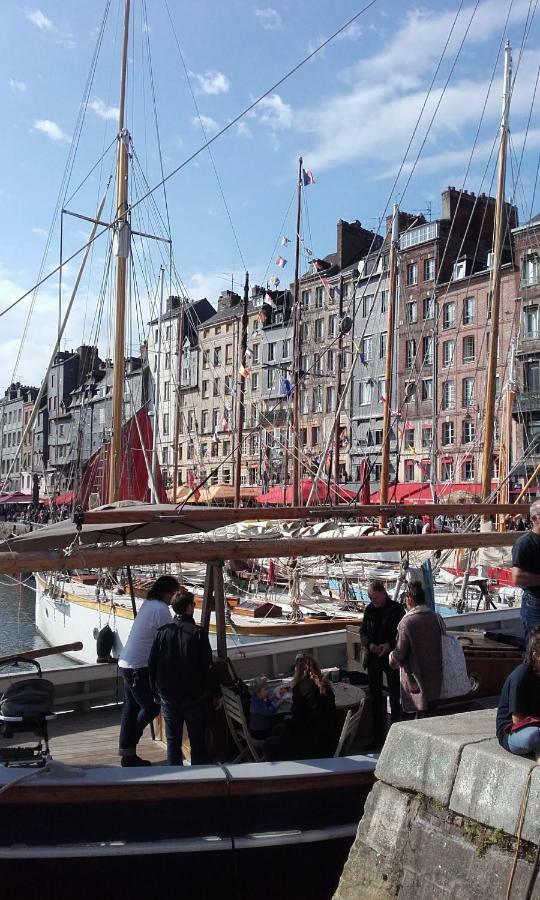 La Fleur D Honfleur Avec Son Parking Lägenhet Exteriör bild