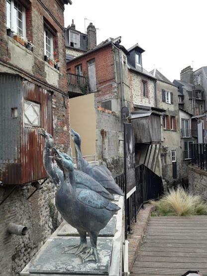 La Fleur D Honfleur Avec Son Parking Lägenhet Exteriör bild